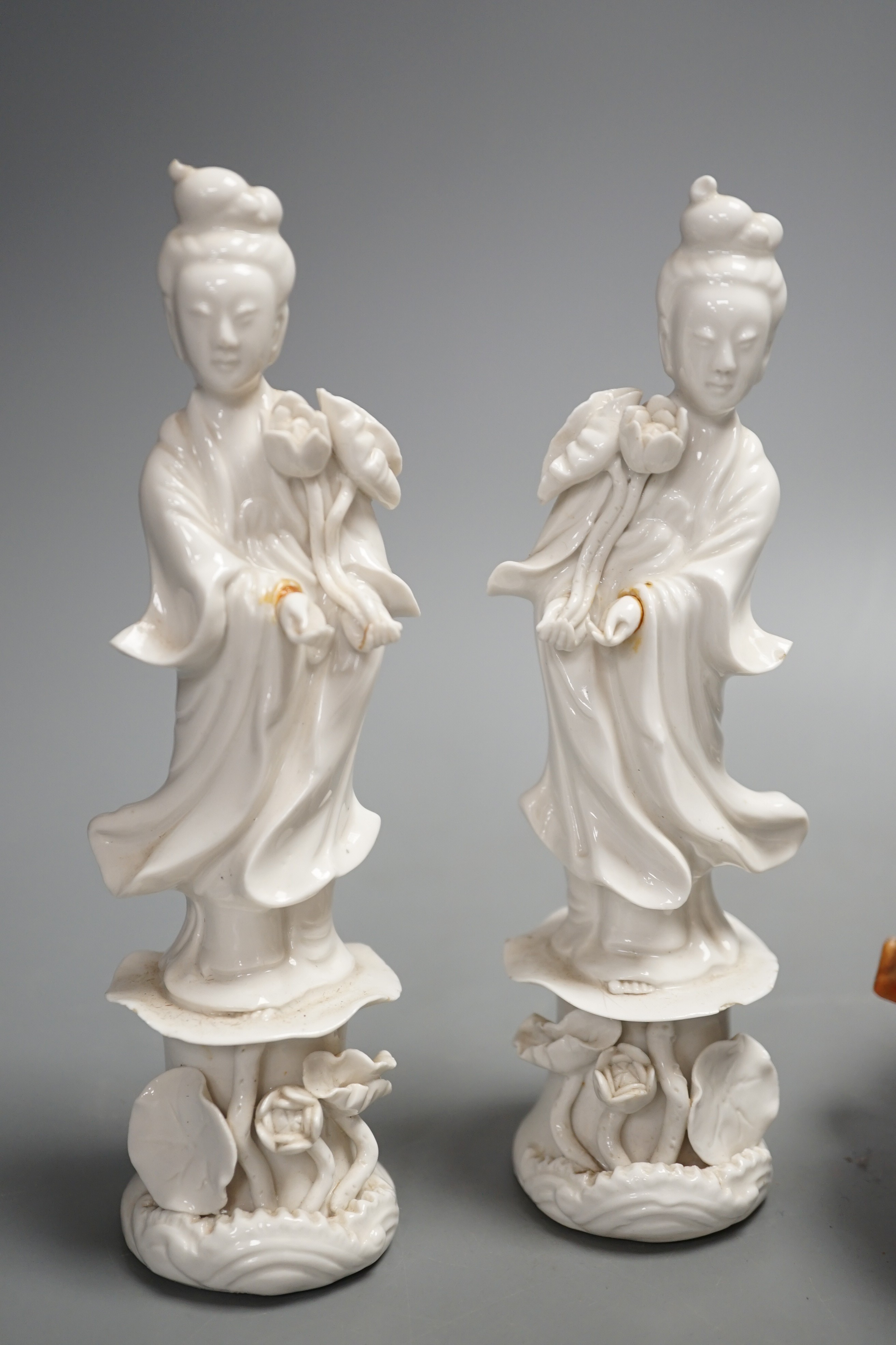 An 18th century Chinese lidded porcelain tureen and a pair of blanc de chine figures 18cm